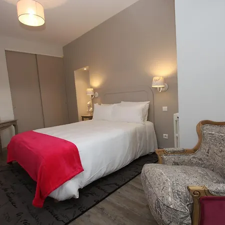 Du Chateau De Charron 4*