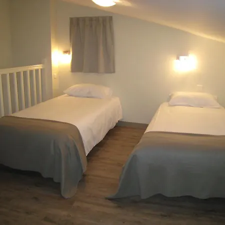 Du Chateau De Charron Hotel