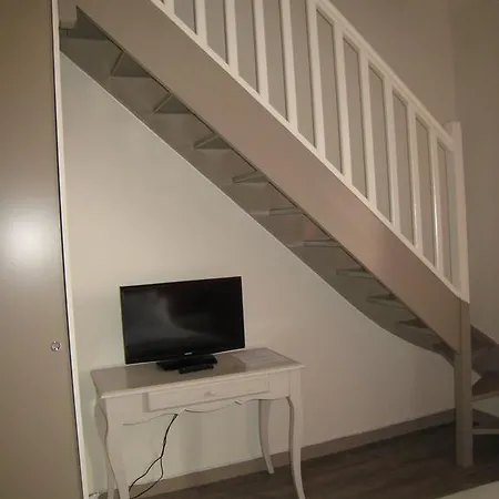 Du Chateau De Charron Hotel