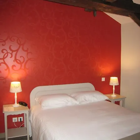 Hotel Du Chateau De Charron 4*