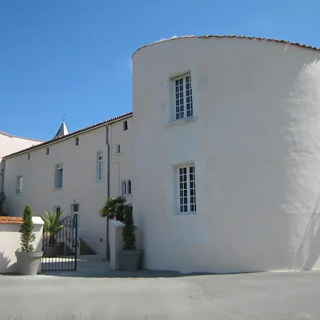 Du Chateau De Charron Hotel 4*