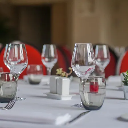 Du Chateau De Charron Hotel 4*