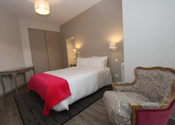 Du Chateau De Charron 4*