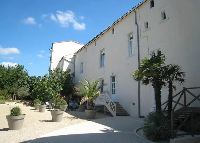 호텔 Du Chateau De Charron 4*