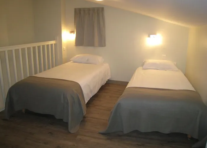 Du Chateau De Charron 호텔