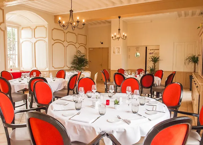 Du Chateau De Charron 호텔